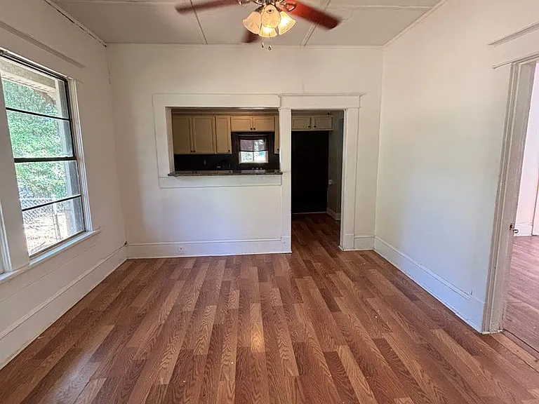 2560 Emery St — Photo 3