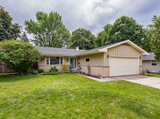 902 Foxwood Cir, Geneva, IL 60134