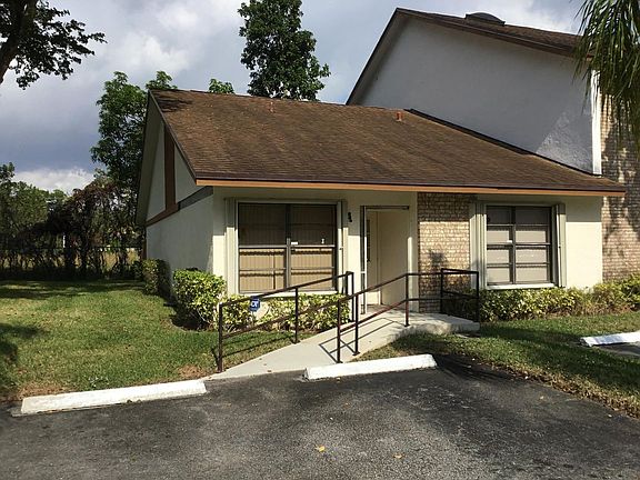 3rd image of 1010 Parkside Green Dr APT A