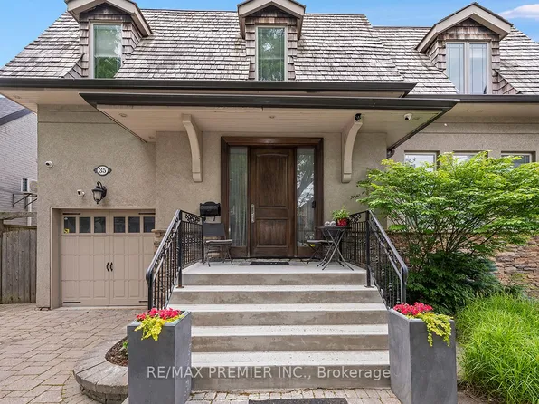 35 Yorkdale Cres, Toronto, ON M9M 1C2