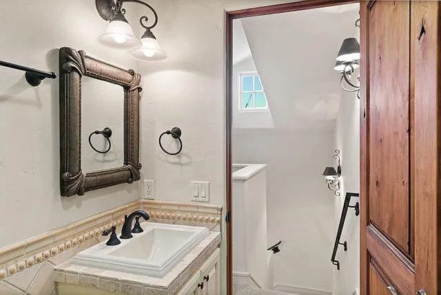 Upstairs hall bath