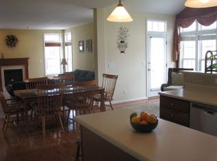 32 Daisy Ln, Amherst, NY 14228