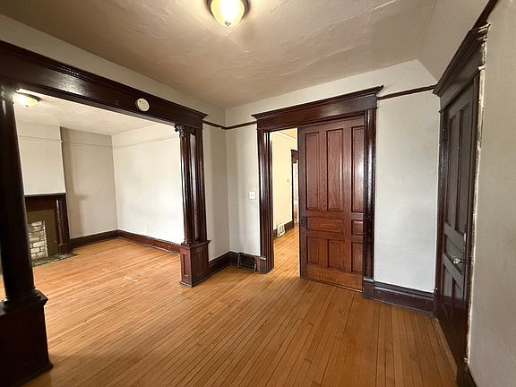 Entry/Living room