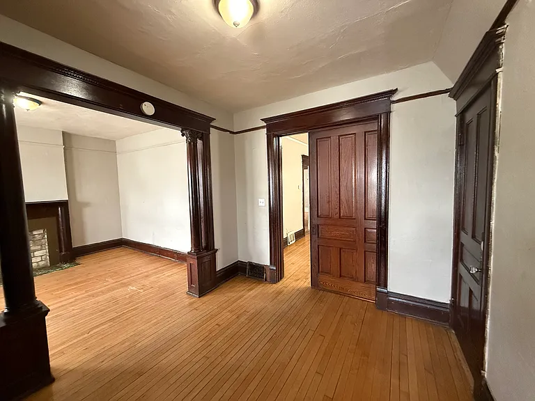 Entry/Living room