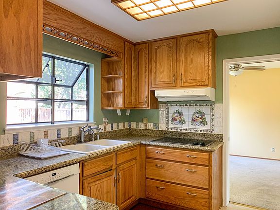 4th image of 827 Bend Ave
