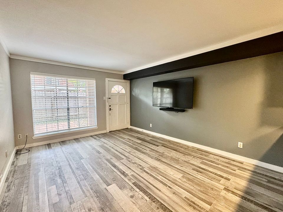 1st image of 829 Wax Myrtle Ln