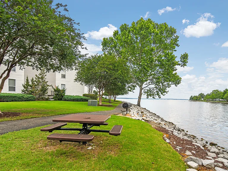 Lakeshore Pointe Apartment Homes — Photo 21
