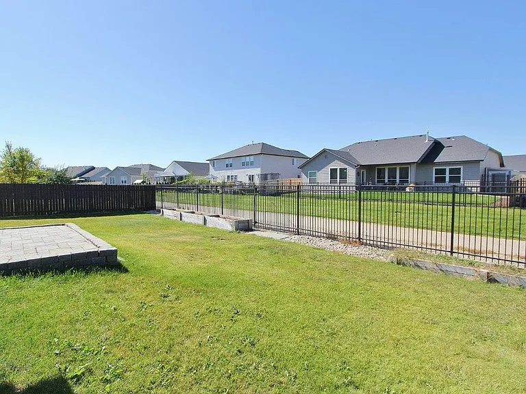 2525 N Blueblossom Dr — Photo 4