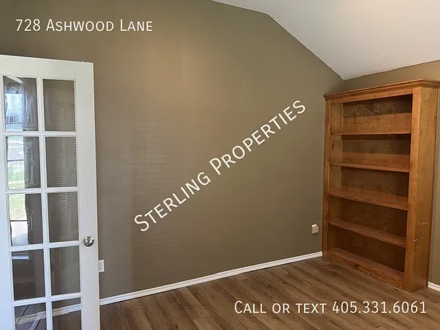 728 Ashwood Ln — Photo 8
