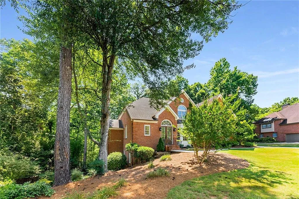 5 bed, 4.5 bath, 6778 sqft, $5,400 — Photo 4