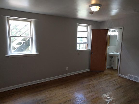 4th image of 110 Elm St W APT 3