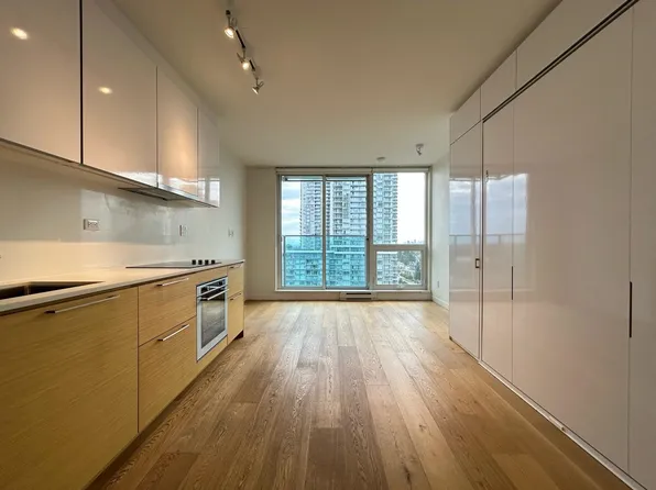 13438 Central Ave #1903, Surrey, BC V3T 0N2