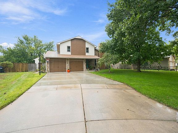 2nd image of 10216 W May Ct