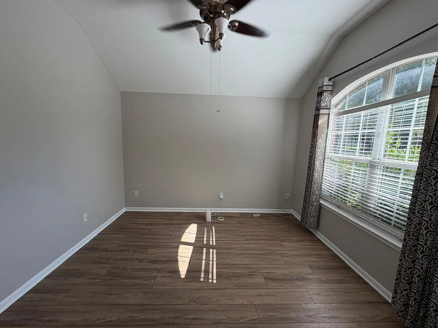 4 bed, 2192 sqft, $2,500 — Photo 4