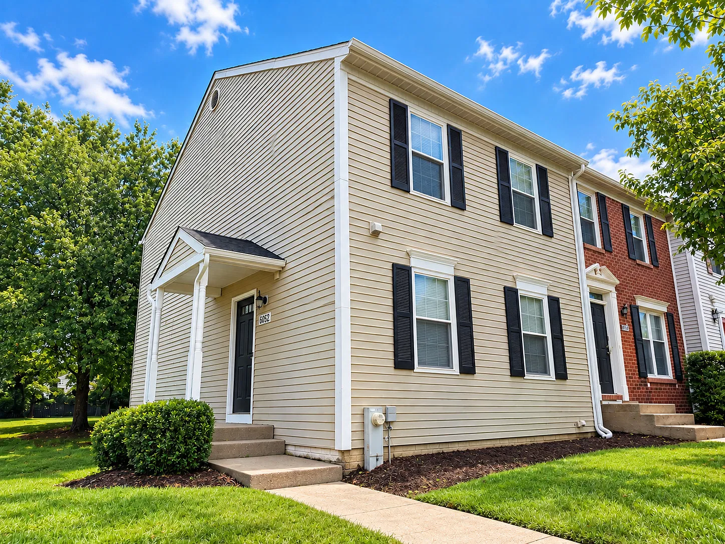 Beautiful End-Unit Townhome in Columbia! — Photo 1