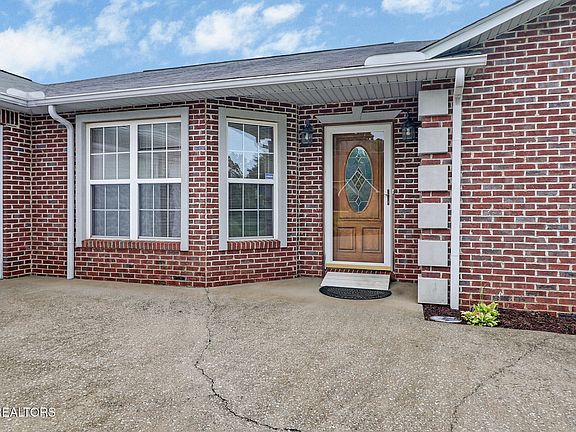 5th image of 122 Twin Oaks Dr