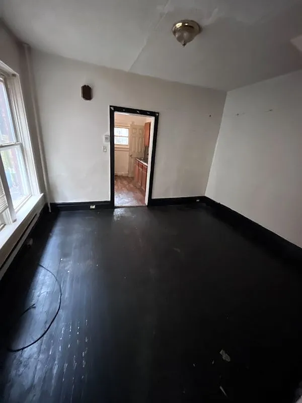 3 bed, 1.0 bath, 1274 sqft, $1,400 — Photo 1