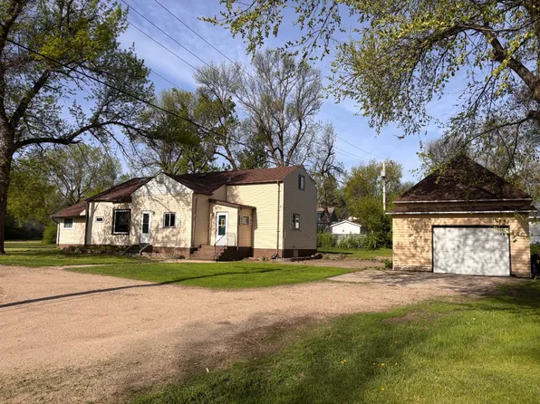 906 10th St NE, Cooperstown, ND 58425