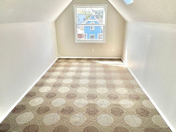 4th image of 3527-3529 SE Belmont St #3527