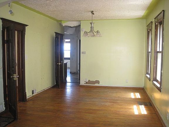 4th image of 911 N Karlov Ave