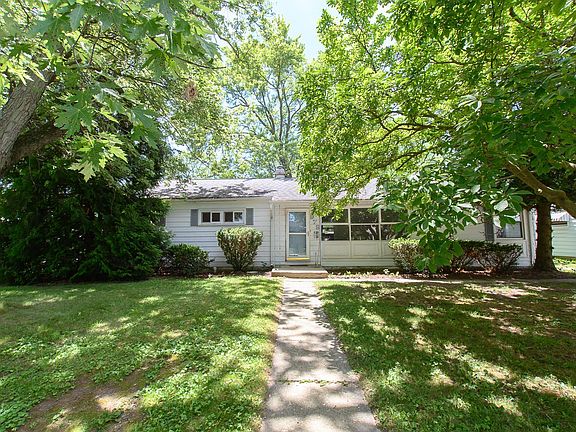 4th image of 978 Rosewood Dr