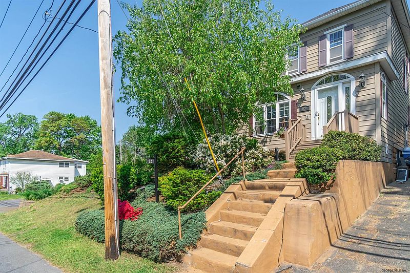 3rd image of 62 RUSSELL Road