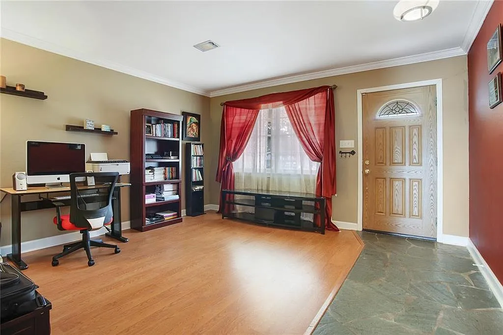3 bed, 2100 sqft, $2,500 — Photo 3