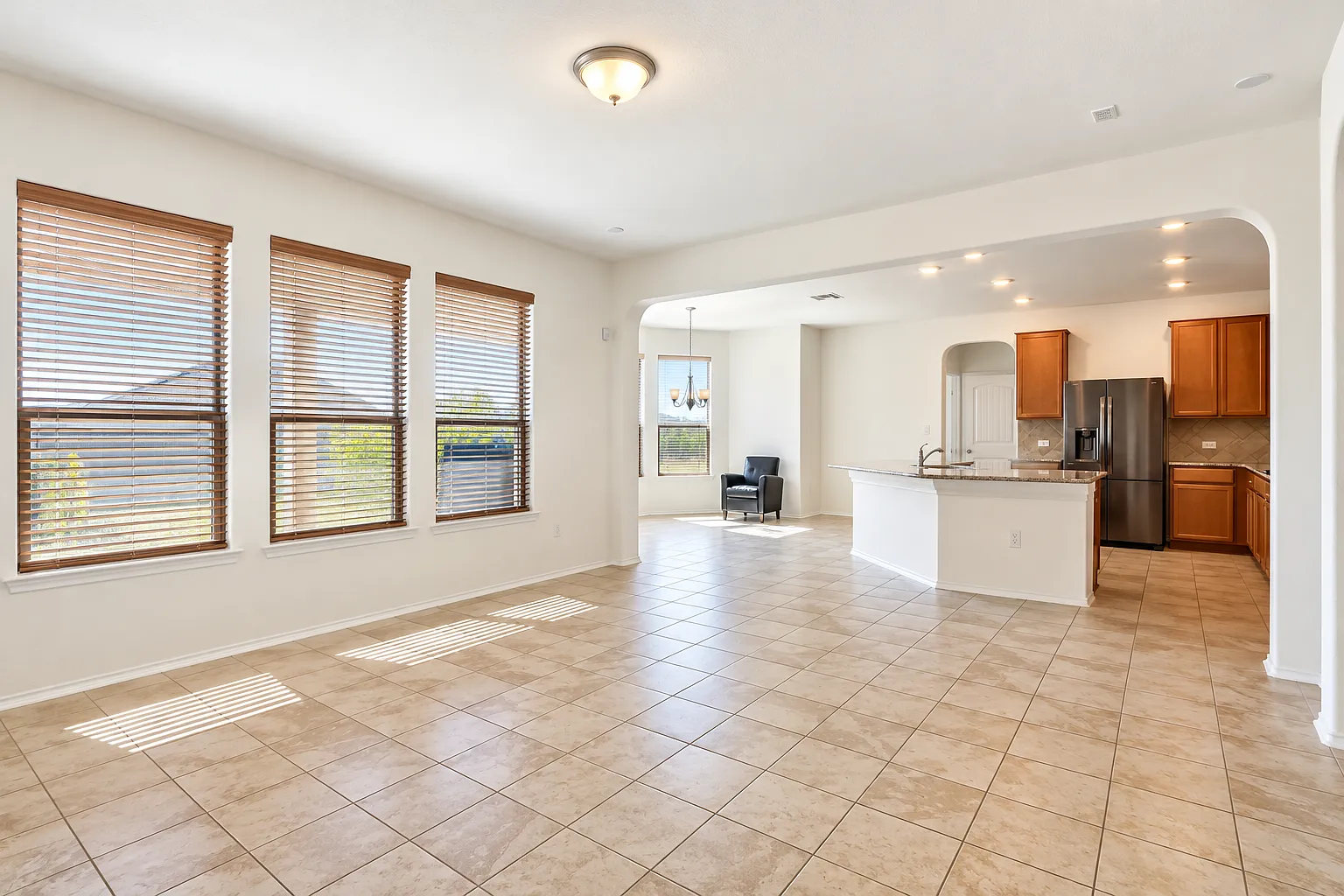3 bed, 2.5 bath, 2790 sqft, $2,800 — Photo 4