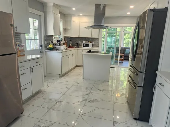 379 University Ave, Lowell, MA 01854