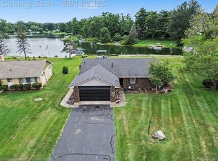 5134 Red Fox Dr, Brighton, MI 48114