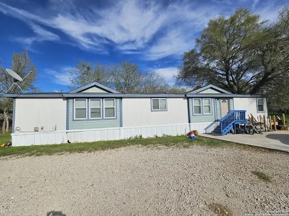 1214 MARIANA RD, Floresville, TX 78114