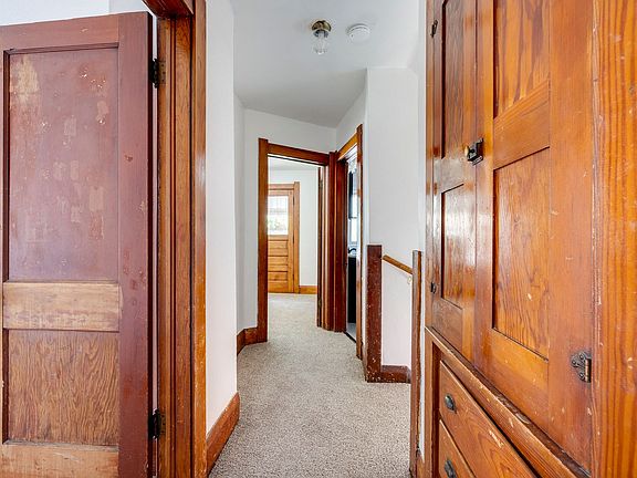 5th image of 553 Myers St