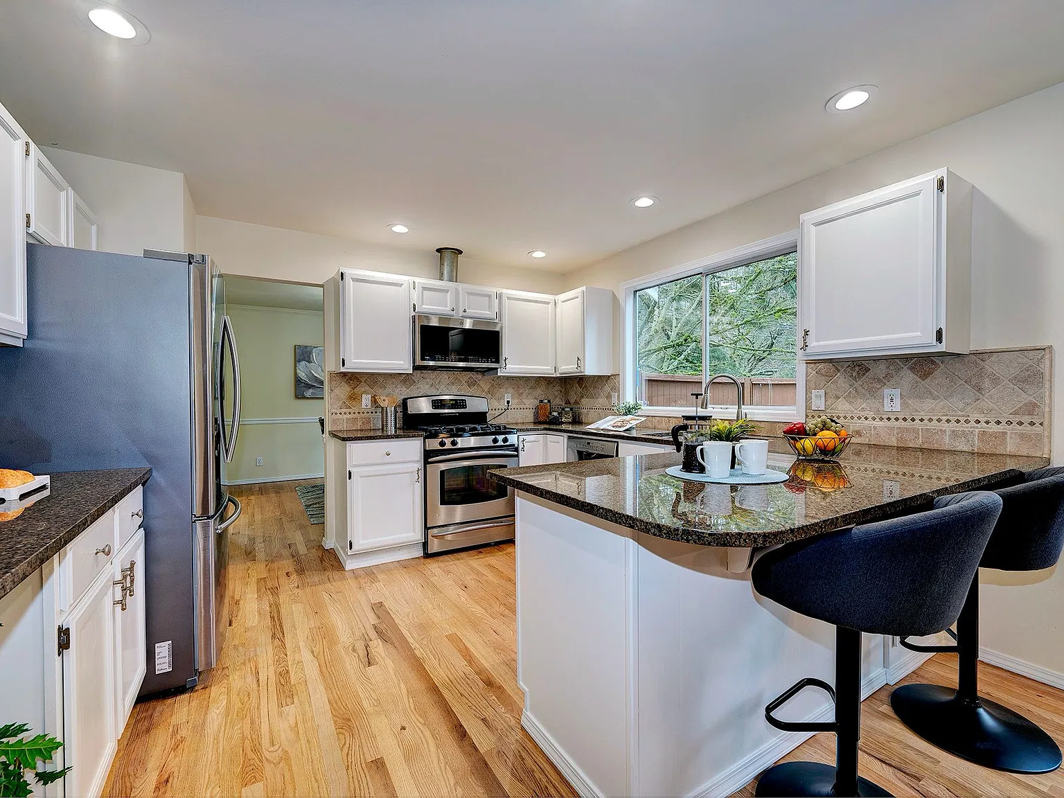 3 bed, 2.5 bath, 2010 sqft, $3,999 — Photo 4