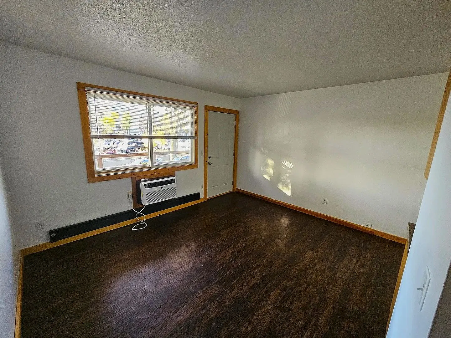 Charming 2 Bed, 1 Bath Apartment Near Emplify Hospital — Photo 3