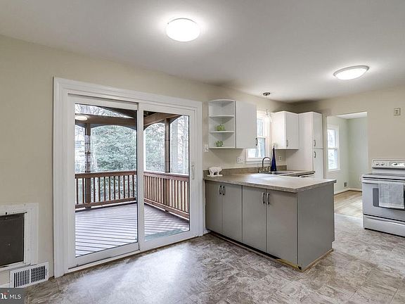 Sunny space with an open feel.