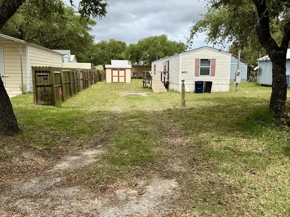 907 N 10th St, Rockport, TX 78382