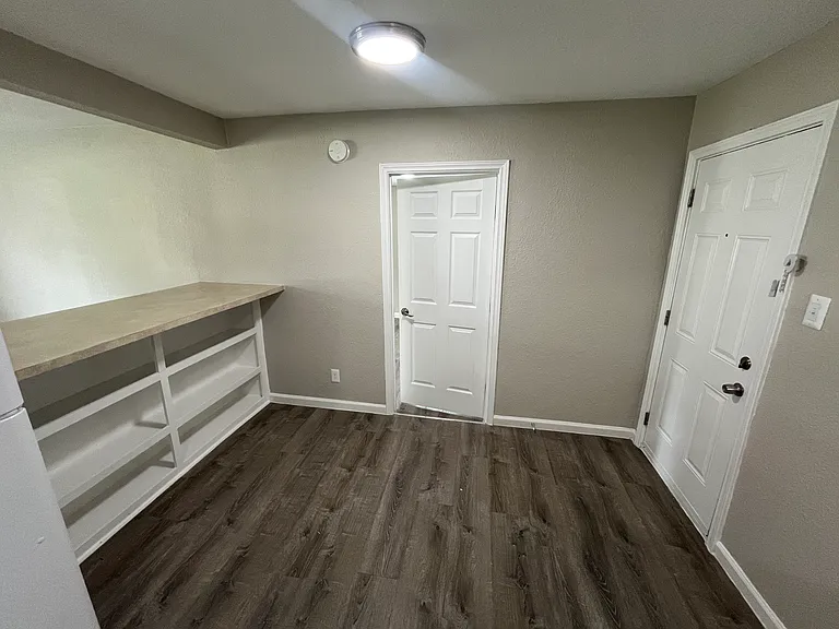 112 Derby Ln — Photo 10