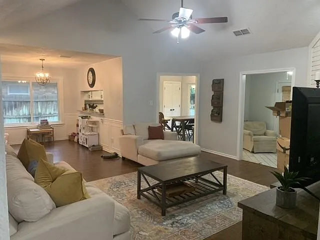 990 Camden Dr — Photo 6