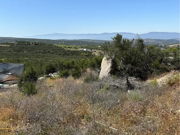 66 Rocky Knoll Rd, Hemet, CA 92544