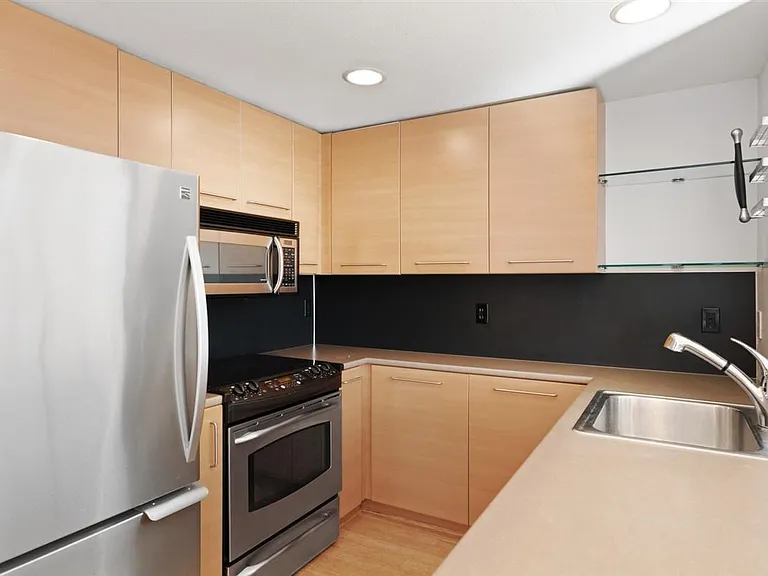 1420 E Pine St #E202 — Photo 12