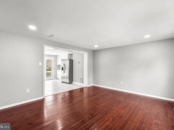 4th image of 4 Woodbench Ct