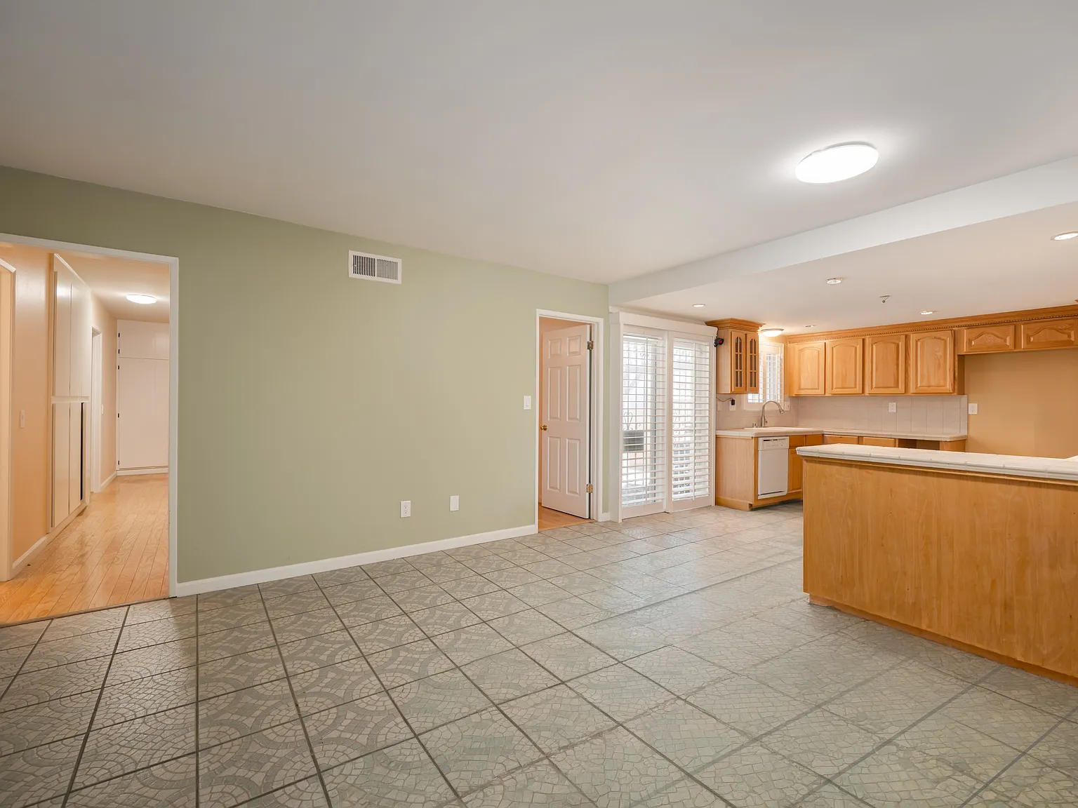4 bed, 1823 sqft, $4,050 — Photo 4