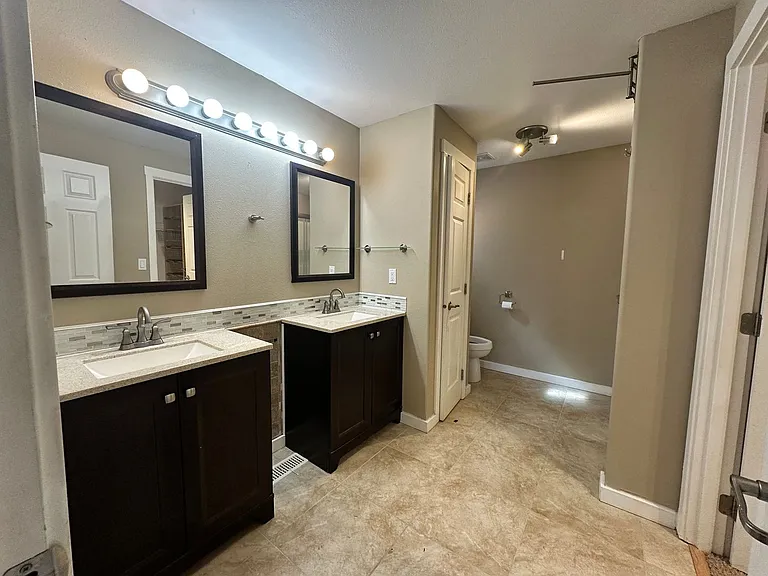 4063 Alameda Ave NE — Photo 10