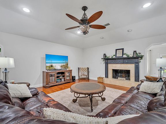 3rd image of 17 Bluewater Point Dr