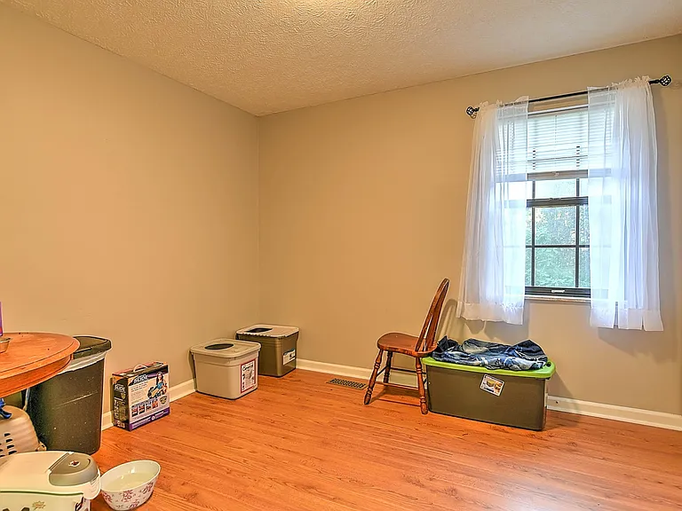 211 Hayter Dr — Photo 8