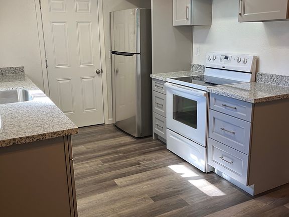 5th image of 200 Woodbury Cir