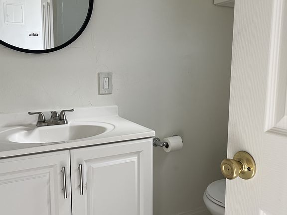 4th image of 2110 Carrere St #B
