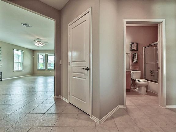 5th image of 511 Monterry Oaks Dr