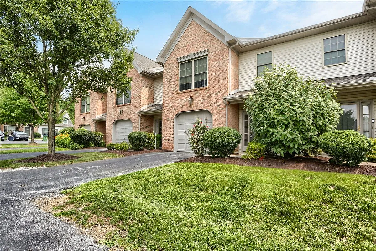 3 bed, 2.5 bath, 1604 sqft, $1,925 — Photo 3