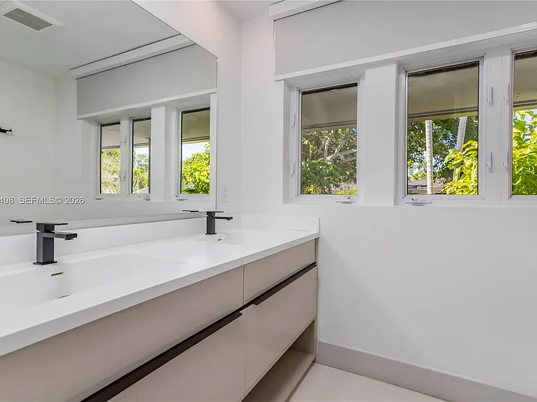 301 Shore Dr E — Photo 35